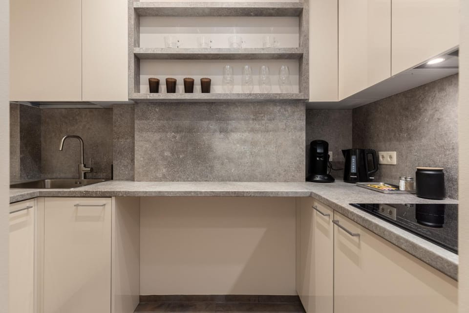 Coffee/tea facilities, Kitchen or kitchenette, stove