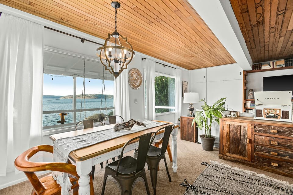 'Cedar & Sage' Waterfront Cottage on Puget Sound House in Tacoma