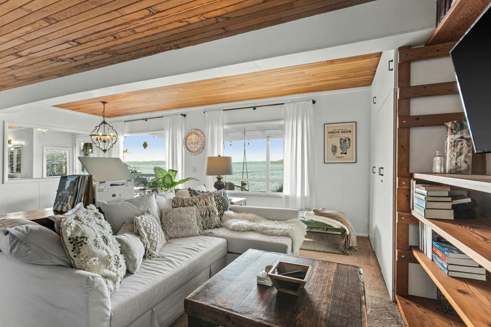 'Cedar & Sage' Waterfront Cottage on Puget Sound House in Tacoma