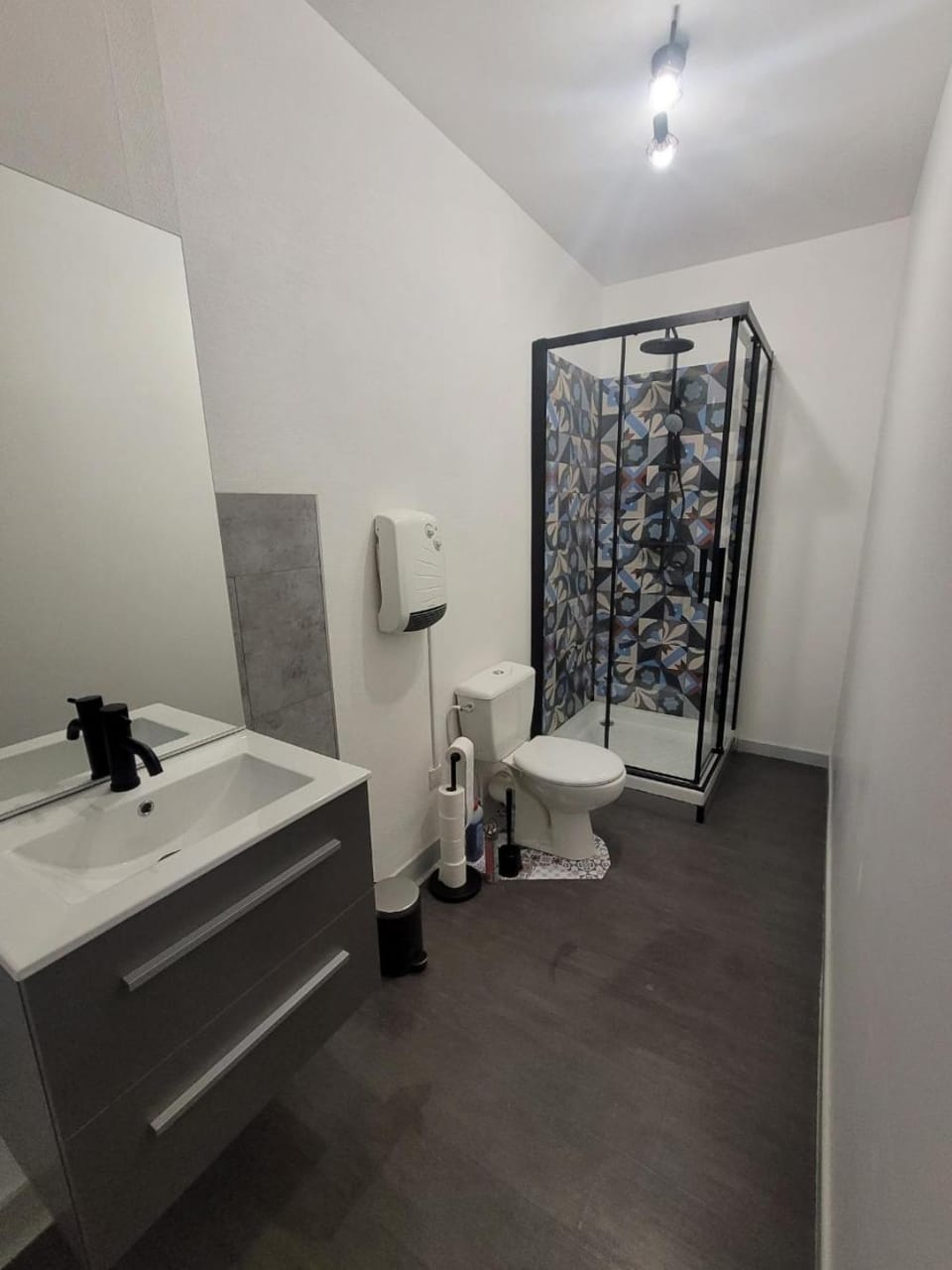 Shower, Toilet