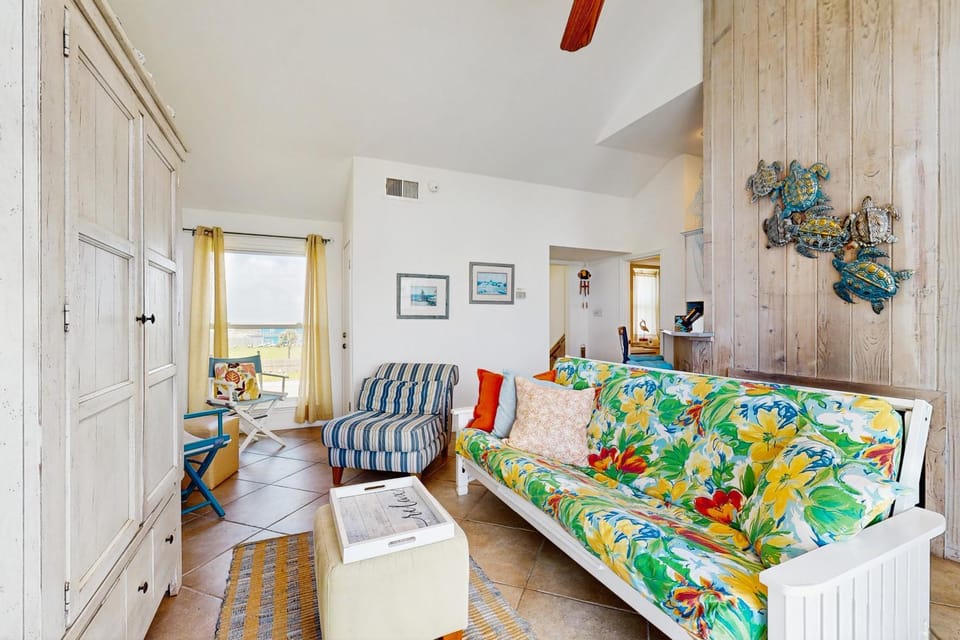 Walk to the Sand! Ocean-View Galveston Townhome House in Hitchcock