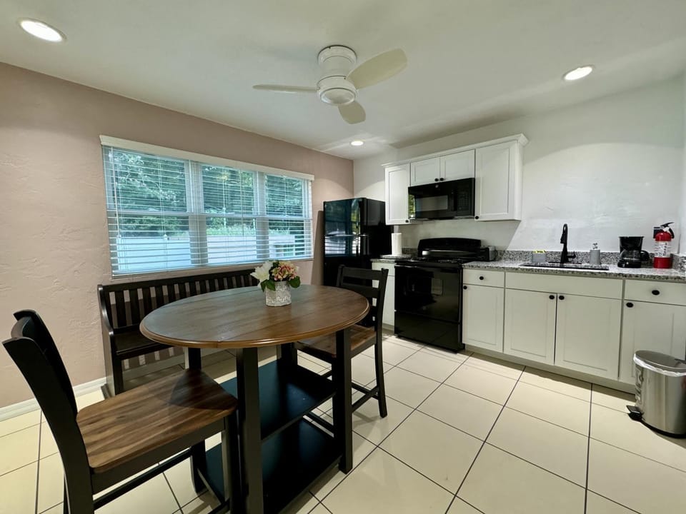 Kitchen or kitchenette, Dining area, stove