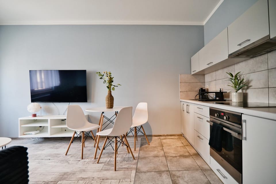 TV and multimedia, Kitchen or kitchenette, Living room, Seating area, Dining area, stove