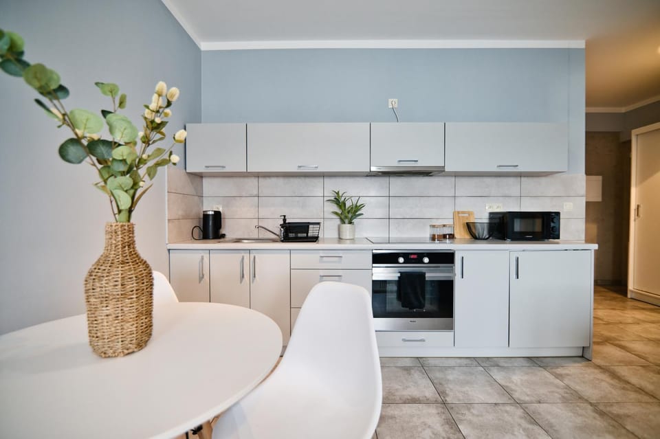 Coffee/tea facilities, Kitchen or kitchenette, Dining area, stove