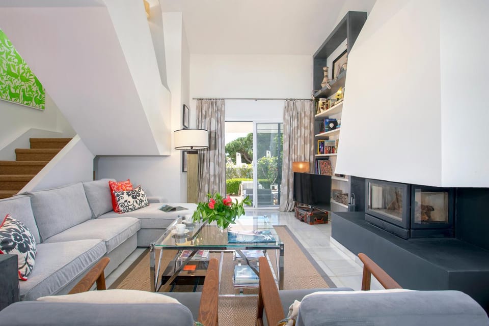 Living room, Seating area, Dining area, fireplace