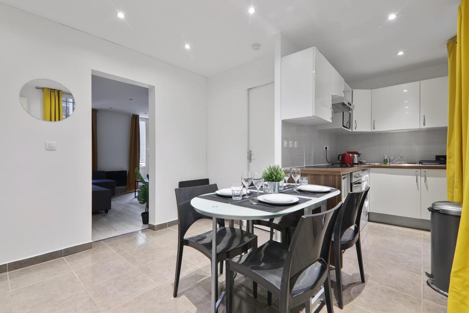 Kitchen or kitchenette, Dining area