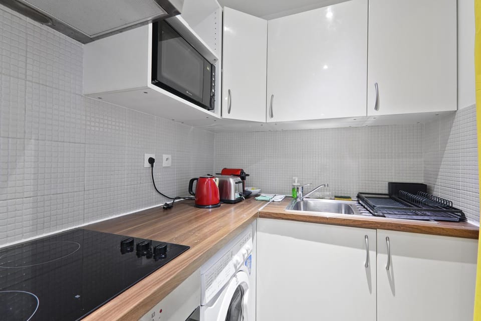 Coffee/tea facilities, Kitchen or kitchenette, oven, stove