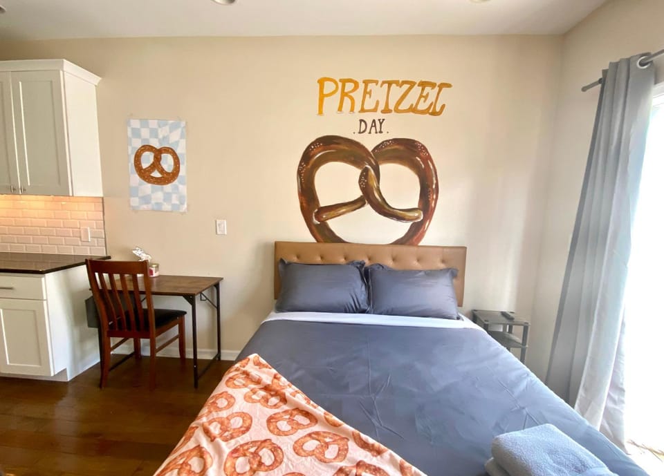 Bedroom, kitchen