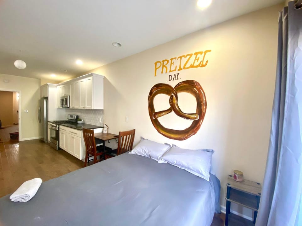 Bed, Kitchen or kitchenette, Photo of the whole room, Bedroom, oven