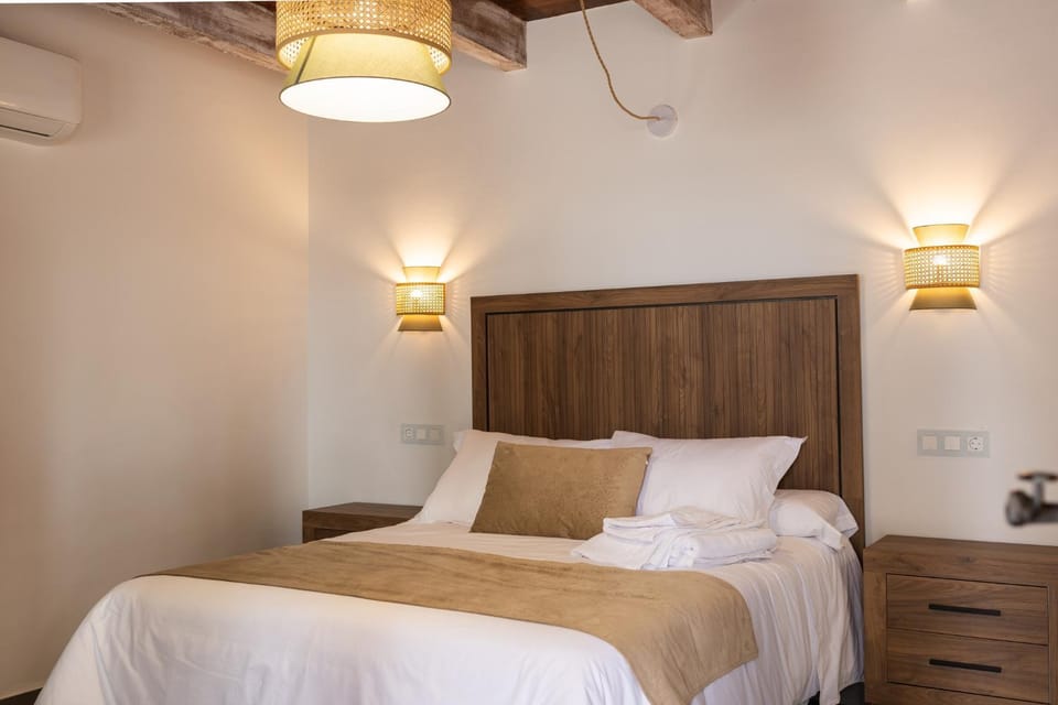 Bed, Bedroom, towels, air conditioner