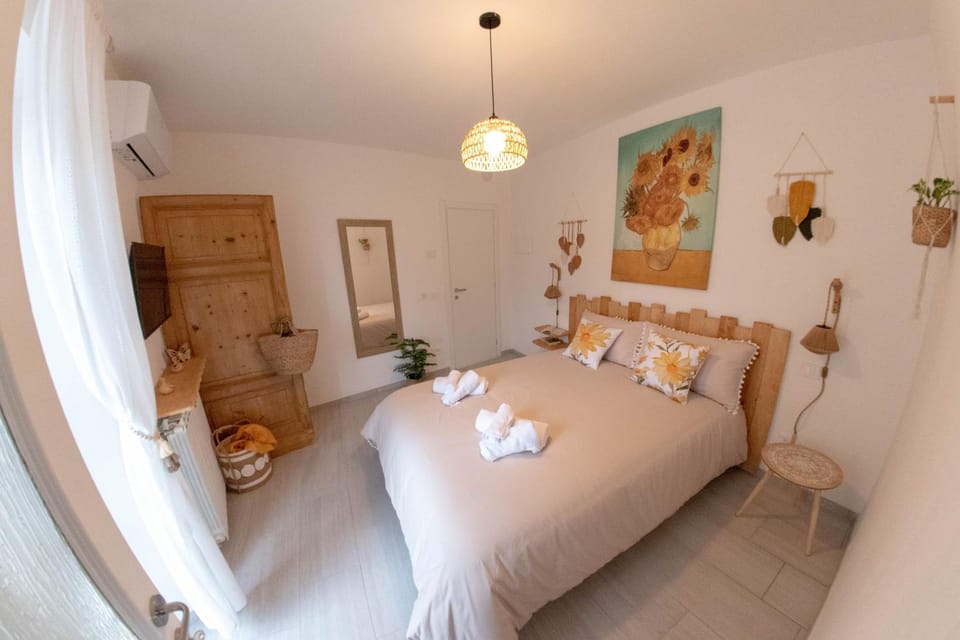 Bed, Photo of the whole room, Bedroom