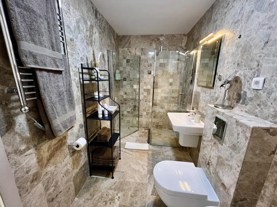 Shower, Toilet, Bathroom, towels