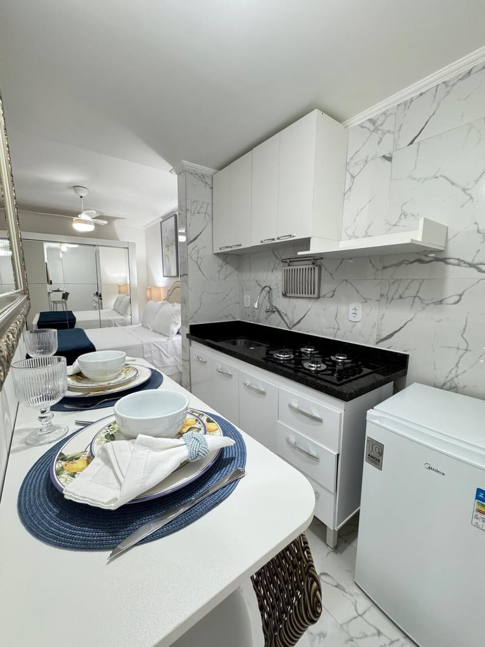 Kitchen or kitchenette, Dining area, minibar, stove