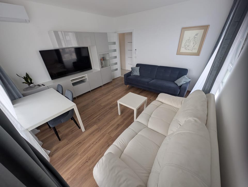 TV and multimedia, Living room, Evening entertainment