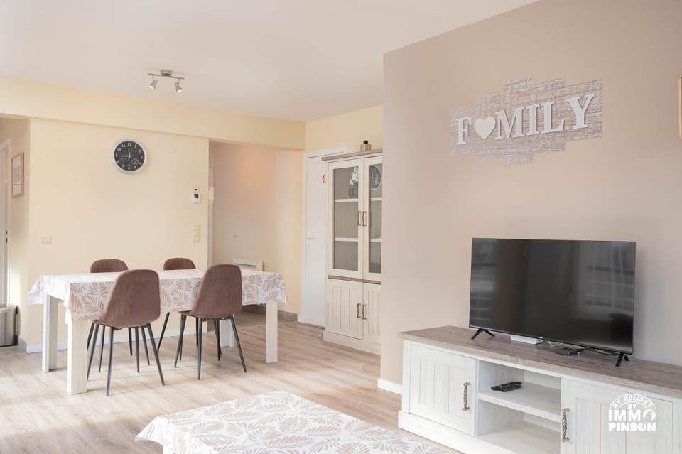 TV and multimedia, Living room, Seating area, Dining area, Evening entertainment