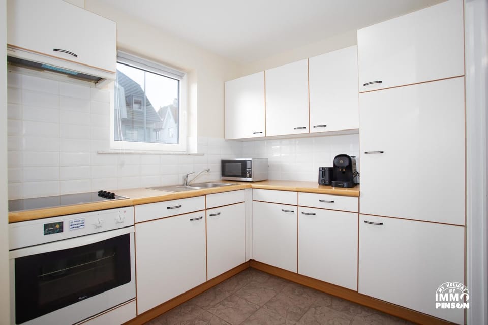 Kitchen or kitchenette, dishwasher, oven, toaster
