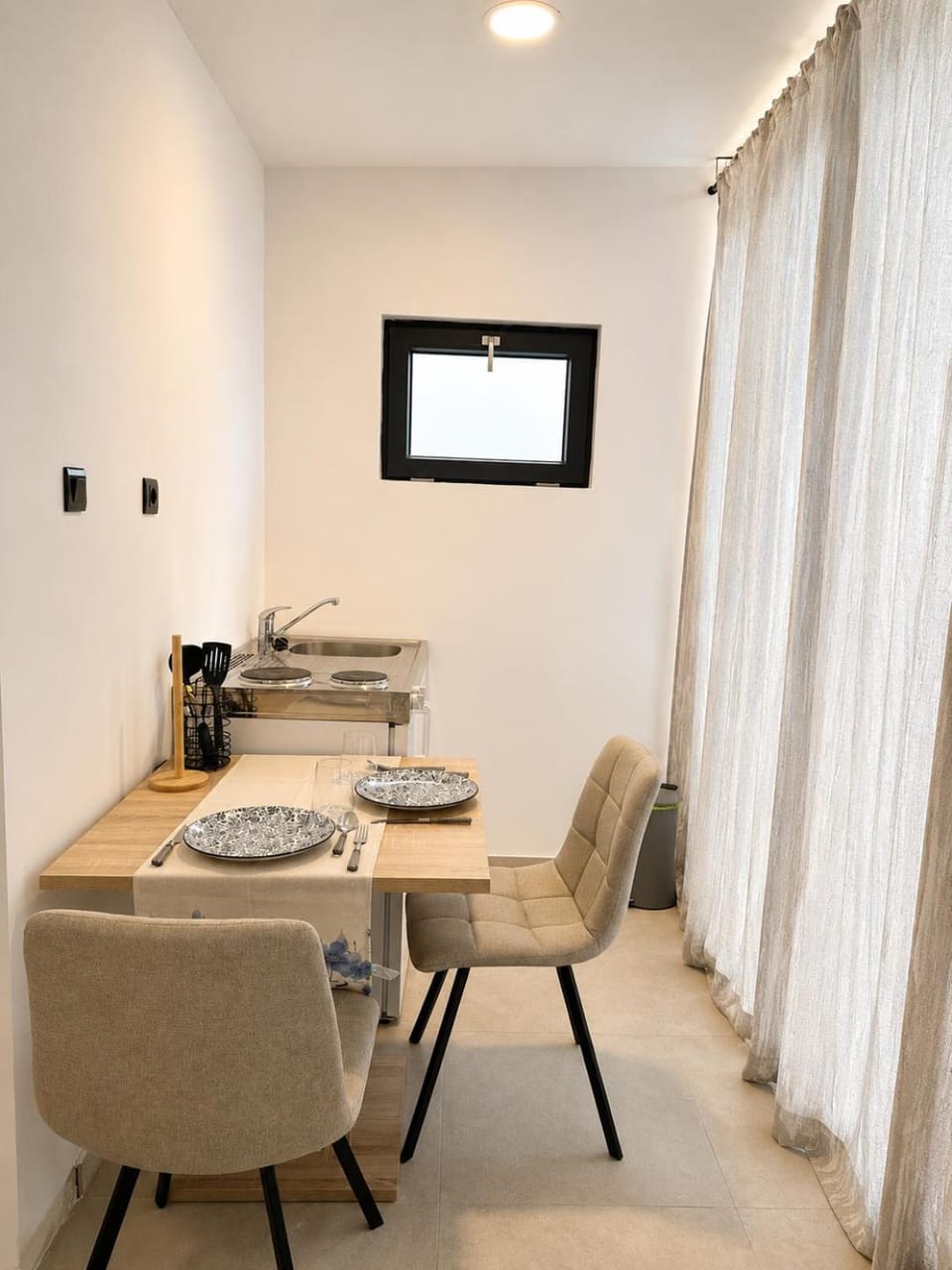Coffee/tea facilities, Kitchen or kitchenette, Living room, Seating area, Dining area