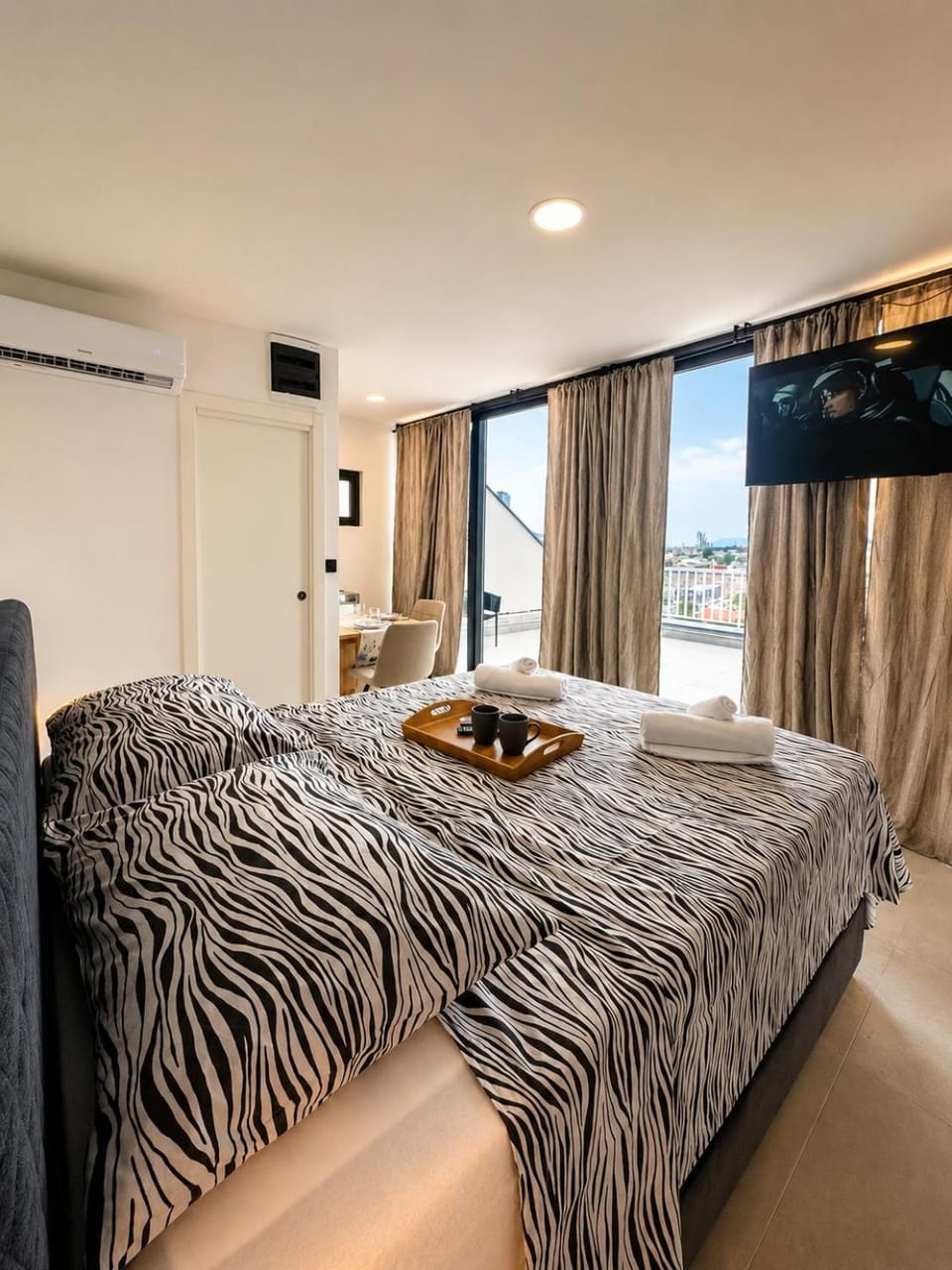 Bed, TV and multimedia, Photo of the whole room, Bedroom, towels, air conditioner