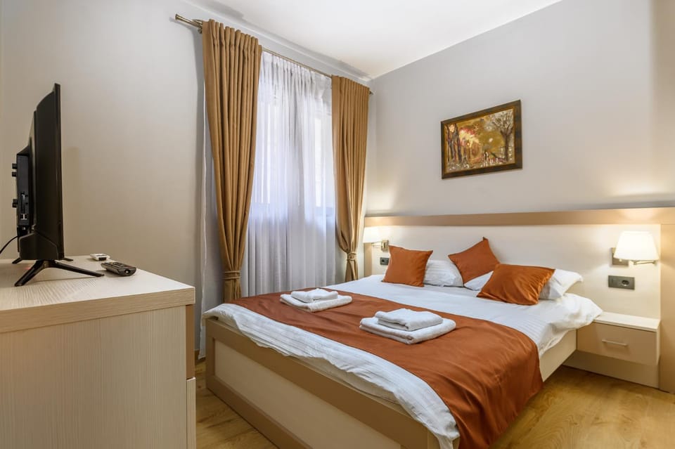Bed, TV and multimedia, Bedroom