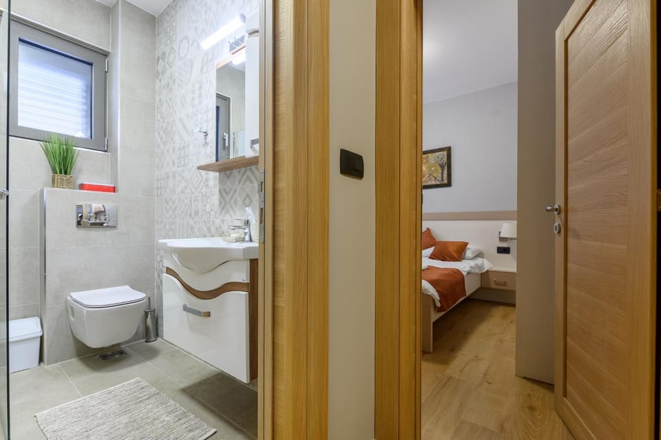 Shower, Toilet, Bathroom, towels
