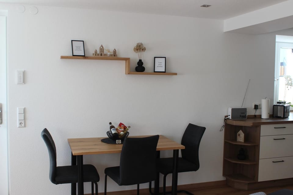 Coffee/tea facilities, Kitchen or kitchenette, Dining area