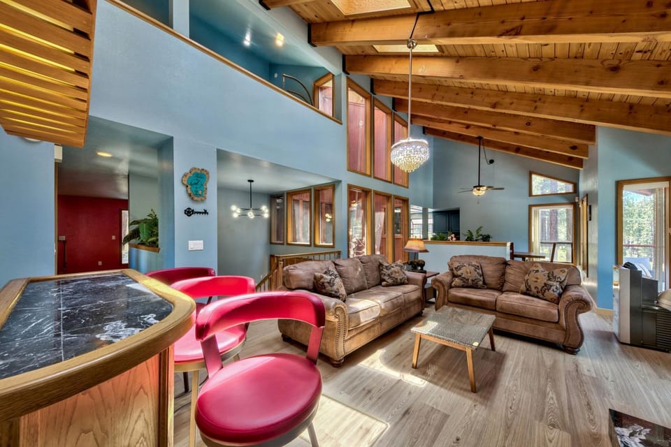 Family Hiker’s Haven: Forested 3BR Pets House in South Lake Tahoe