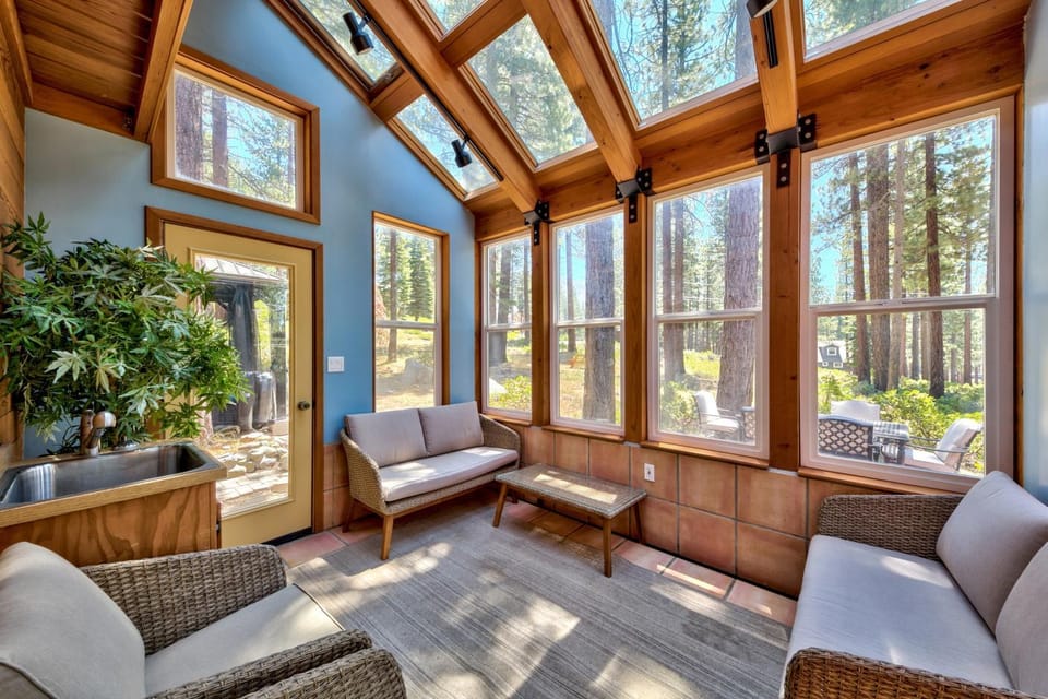 Family Hiker’s Haven: Forested 3BR Pets House in South Lake Tahoe