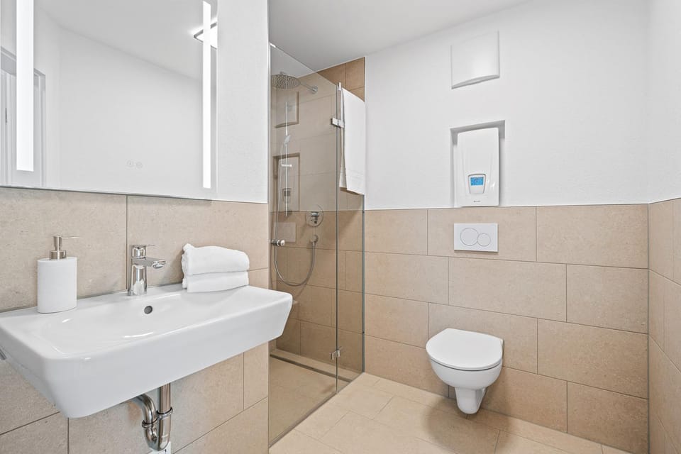 Shower, Toilet, Bathroom, towels