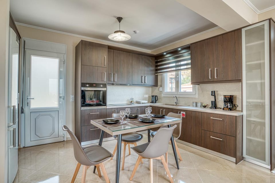 Coffee/tea facilities, Kitchen or kitchenette, oven, stove, toaster