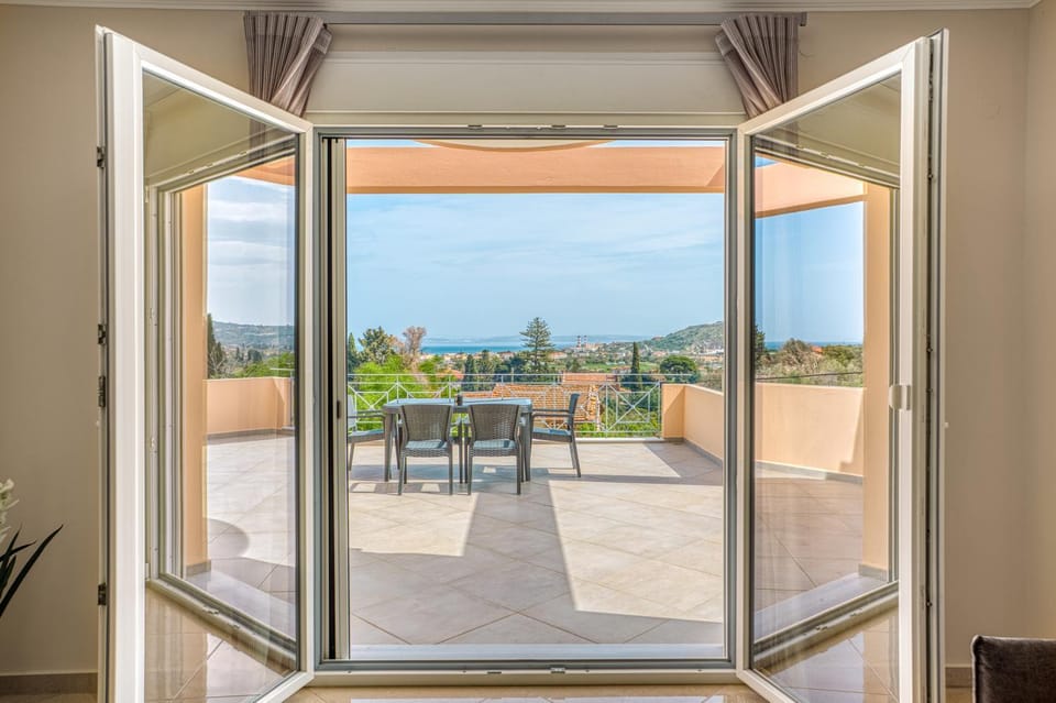 Patio, Spring, Day, Natural landscape, View (from property/room), Balcony/Terrace, Dining area, City view, Mountain view, Sea view, Quiet street view