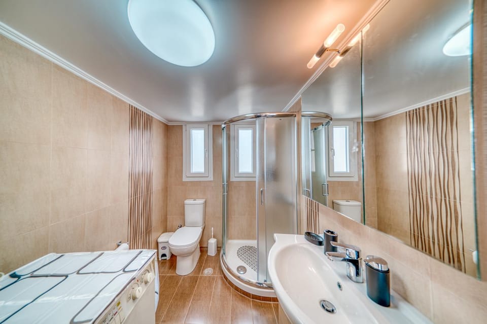 Shower, Toilet, Bathroom, washing machine