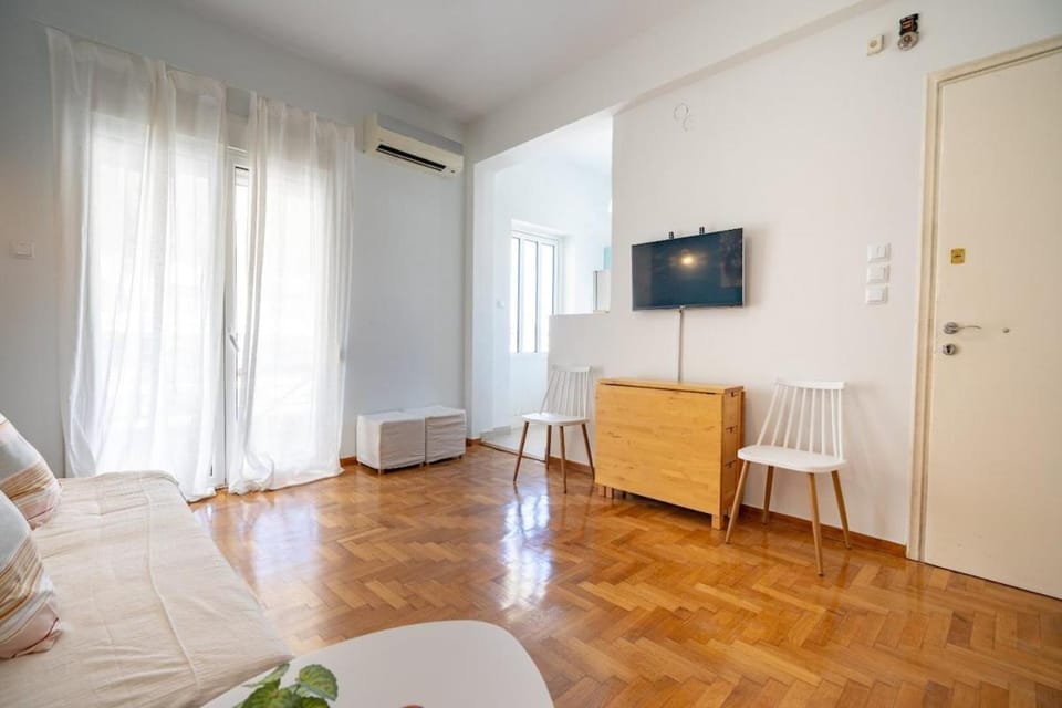 Bed, TV and multimedia, Living room, Photo of the whole room, Seating area, internet, air conditioner
