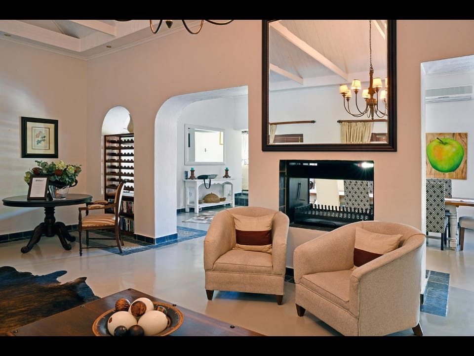 Facade/entrance, Seating area, fireplace