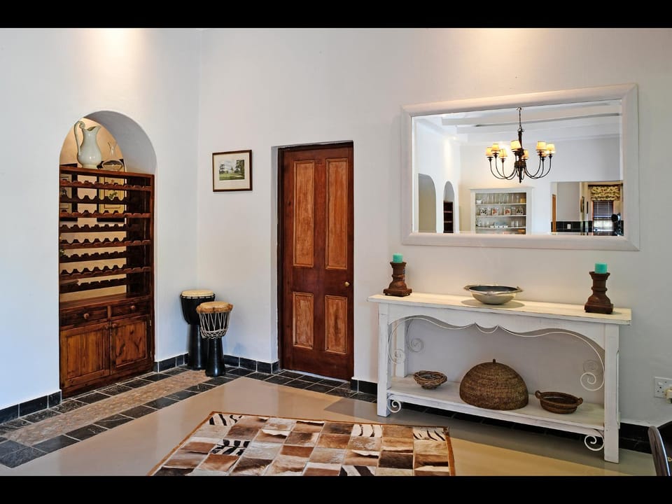 Facade/entrance, Dining area, internet