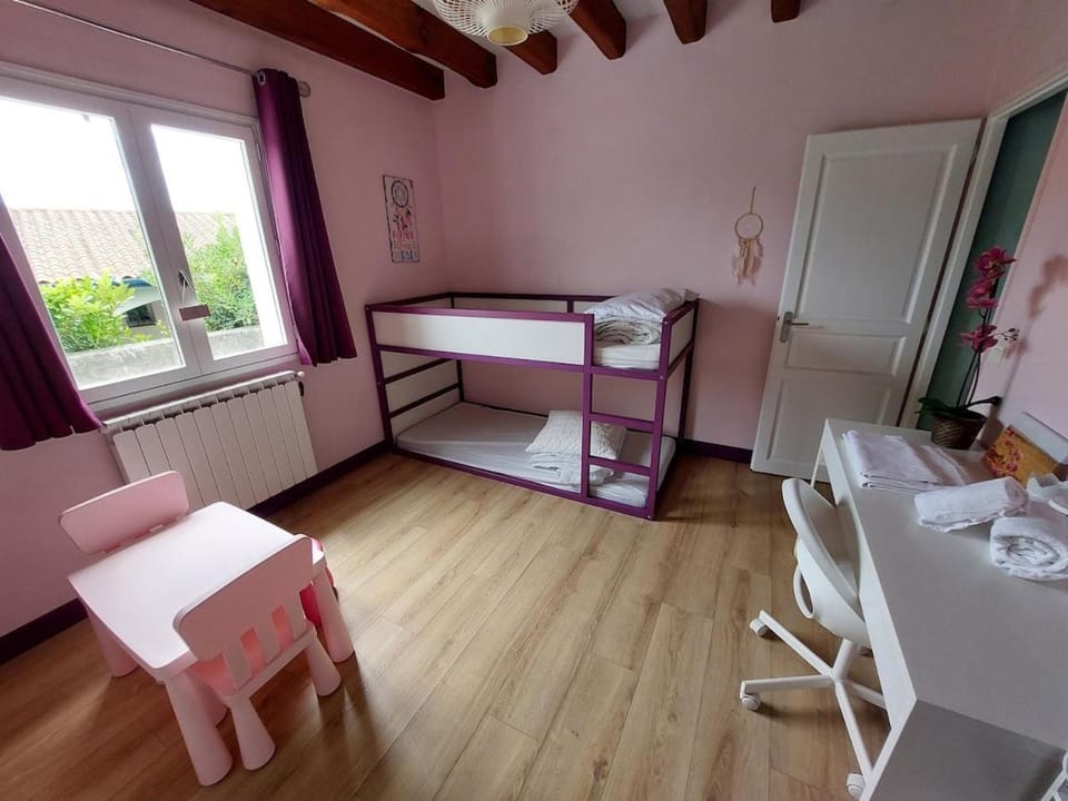 Bed, Seating area, Bedroom