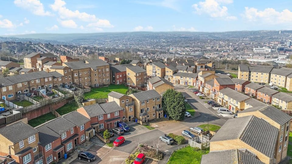 Woody's Townhouse Retreat - Sleeps upto 10, great for groups with FREE Parking - Hosted by Stay Host Save Apartment in Sheffield