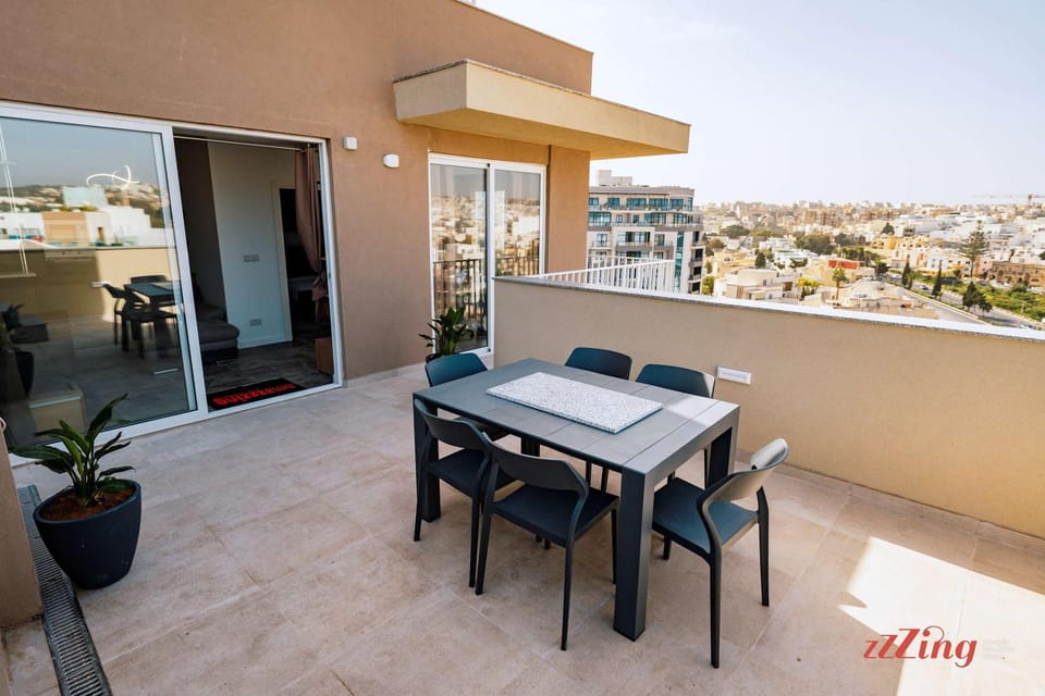 View (from property/room), Balcony/Terrace, Balcony/Terrace, Dining area, City view