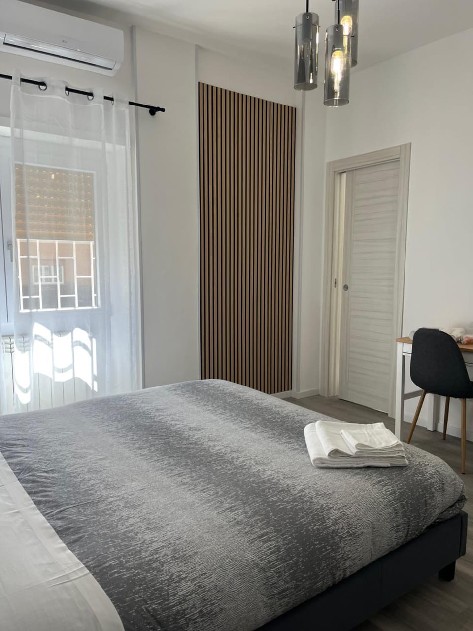Bed, Bedroom, towels, air conditioner