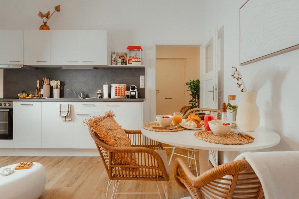 Coffee/tea facilities, Kitchen or kitchenette, Living room, Seating area, Dining area, oven, stove, kitchen