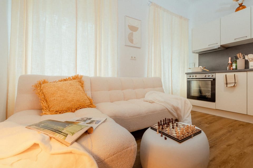 Bed, Living room, Photo of the whole room, Seating area