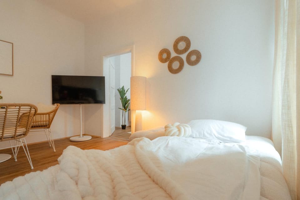 Bed, TV and multimedia, Living room, Photo of the whole room, Seating area