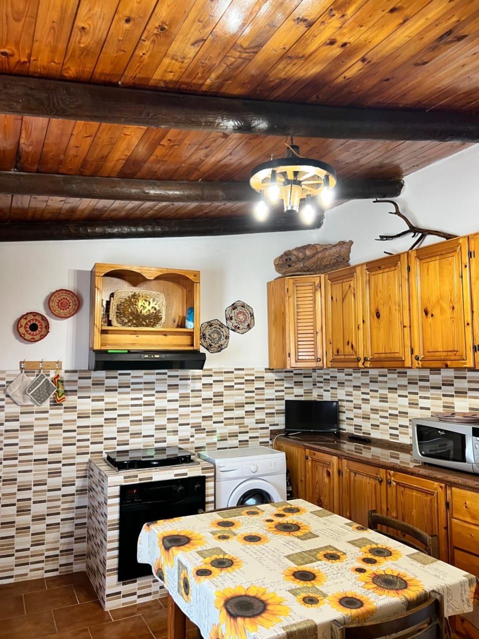 TV and multimedia, Kitchen or kitchenette, microwave, oven, stove