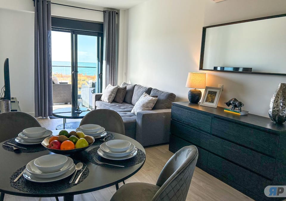 Living room, Food and drinks, Seating area, Dining area