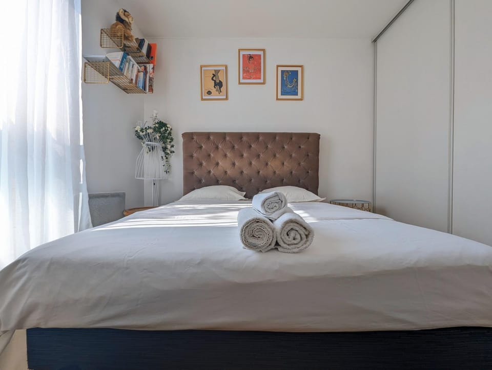 Bed, Photo of the whole room, Bedroom, towels