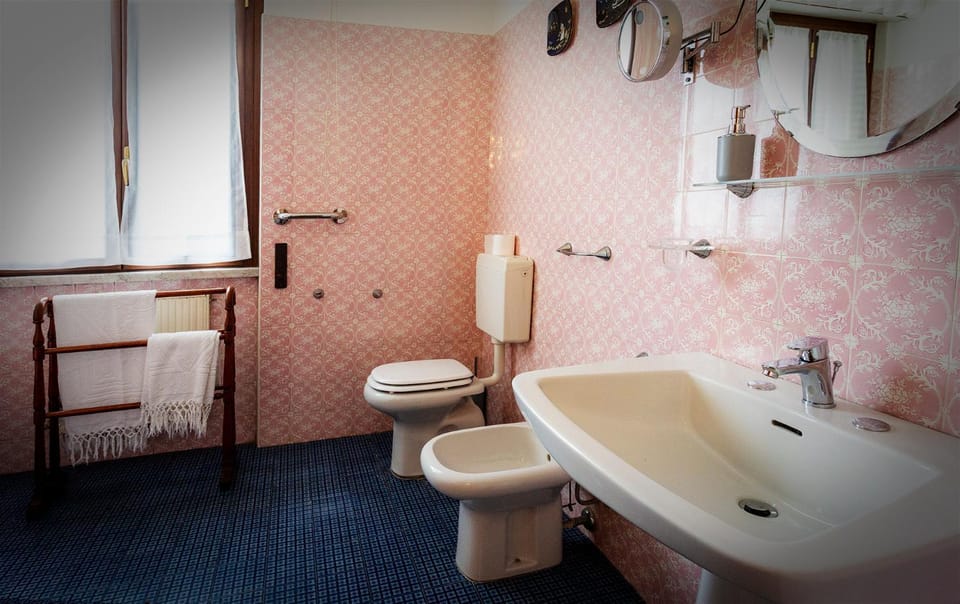 Toilet, Bathroom, bidet, towels