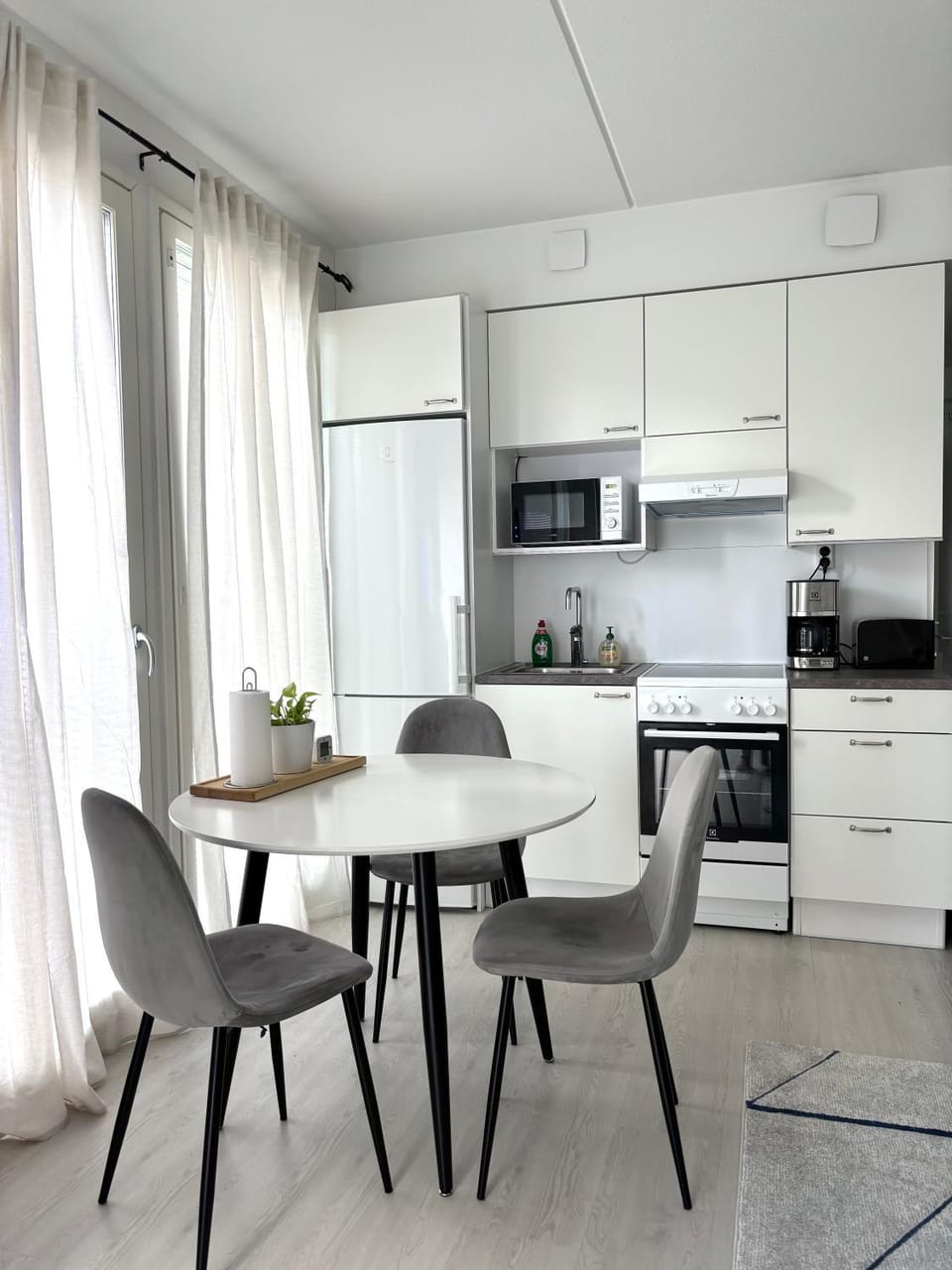 Coffee/tea facilities, Kitchen or kitchenette, Decorative detail, Decorative detail, Seating area, Dining area, microwave, oven, pet friendly, stove, toaster