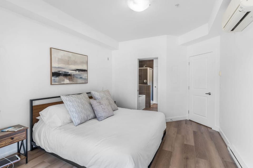 Bed, Photo of the whole room, Bedroom, wardrobe, air conditioner