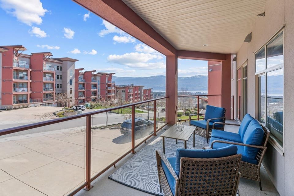 Natural landscape, Balcony/Terrace, Lake view, Mountain view