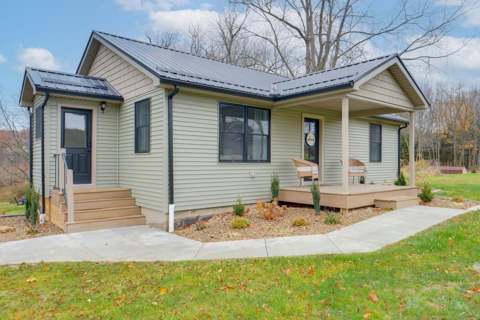 Walk to Lake: Pet-Friendly Cottage in Jamestown! House in Lake Erie