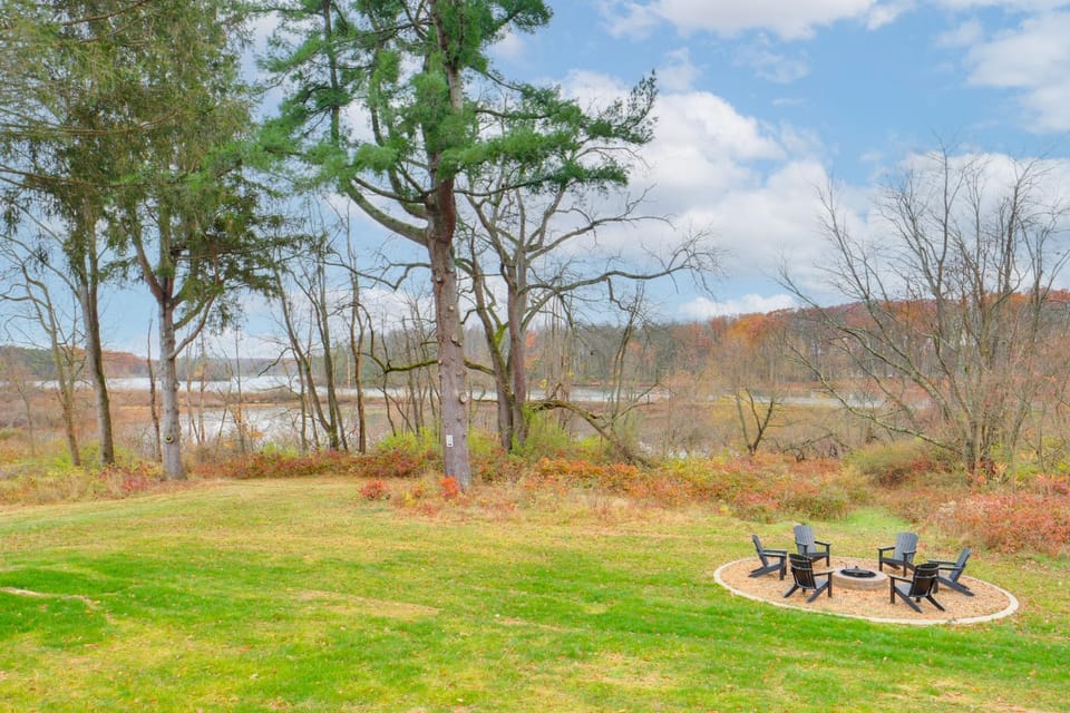 Walk to Lake: Pet-Friendly Cottage in Jamestown! House in Lake Erie